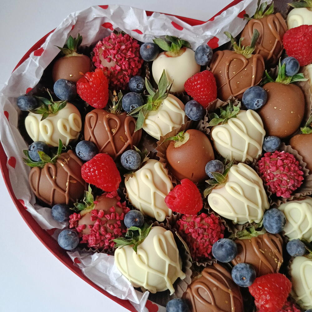Коробка сердце размером L (30-35 ягод) с клубникой в шоколаде♥️ Клубника в шоколаде — фото 4