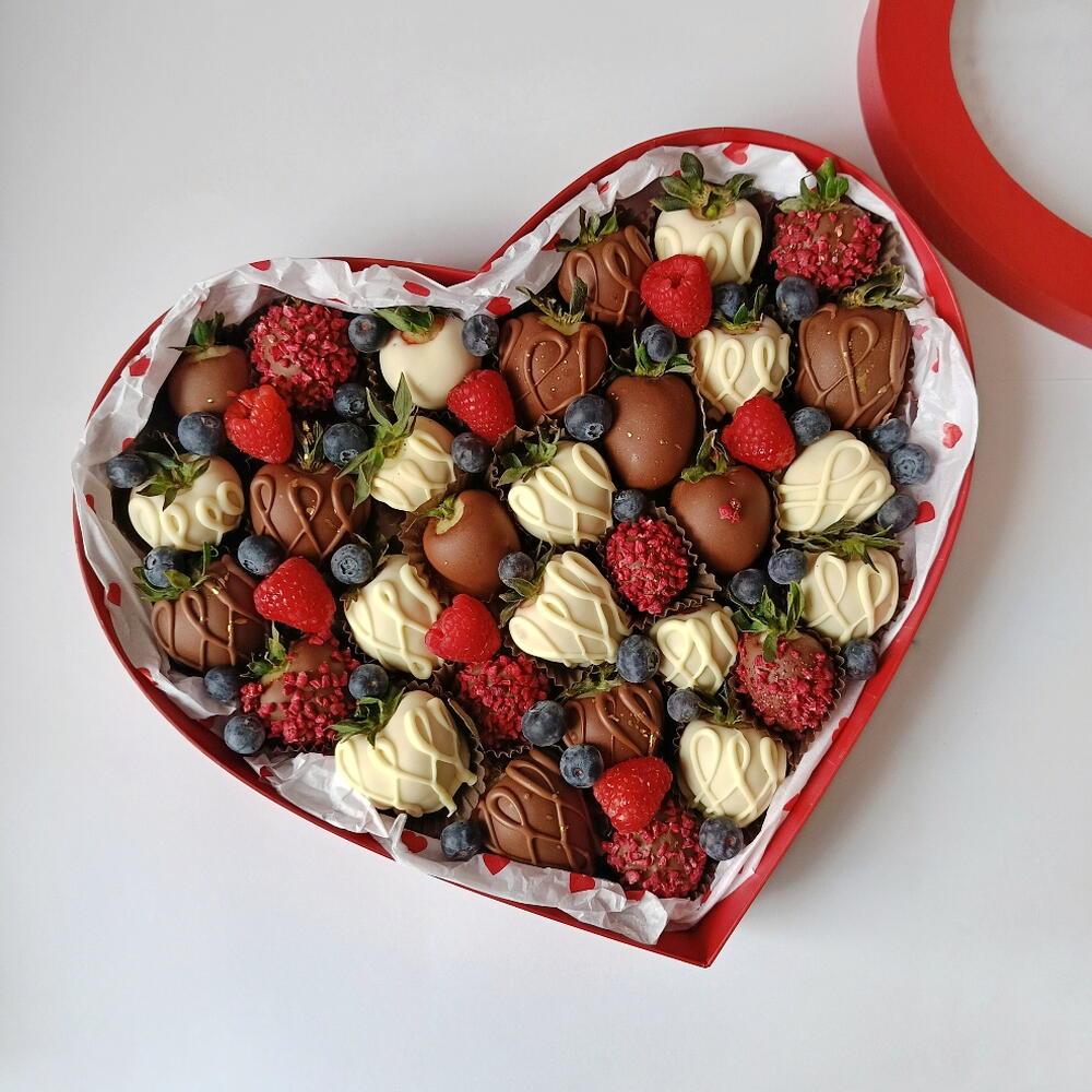 Коробка сердце размером L (30-35 ягод) с клубникой в шоколаде♥️ Клубника в шоколаде — фото 3