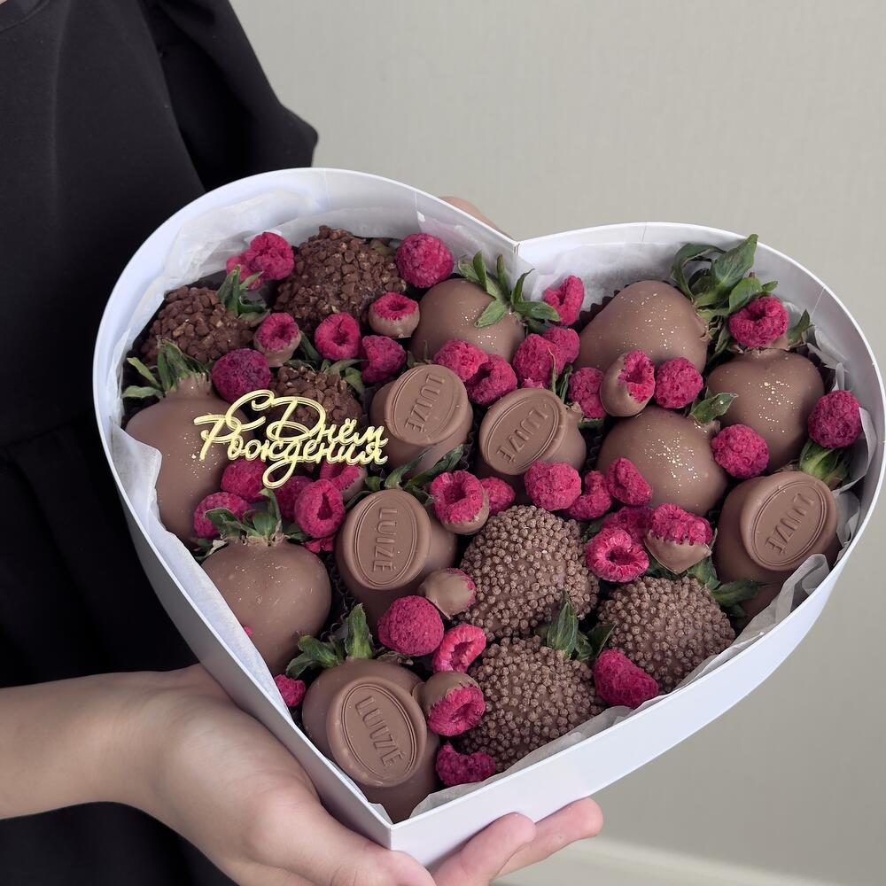 Коробка сердце с клубникой в бельгийском шоколаде, бабочками и малиной | Подарок девушке, жене, сестре, дочке, бабушке — фото 3