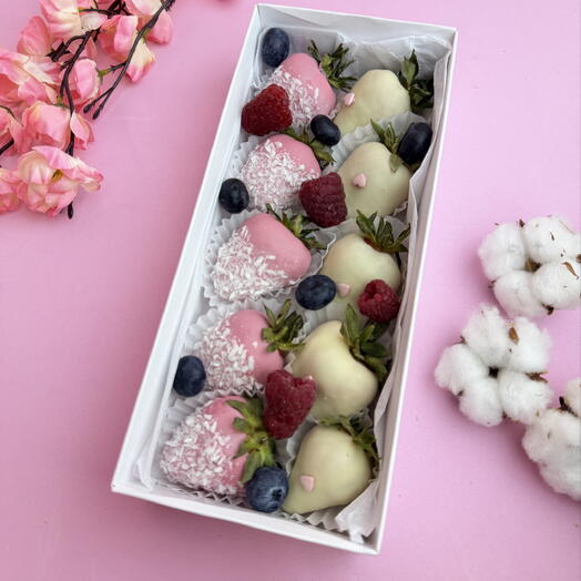 «Клубника в шоколаде с кокосом, малиной и голубикой (10 шт.)» 🍓🍫🥥🫐🍇 — фото 1