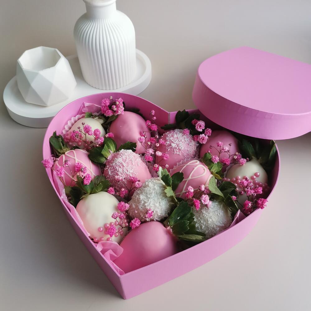Клубника в шоколаде "Сердце" розовое + подарок от Vivienne Sabo румяна macaron — фото 4