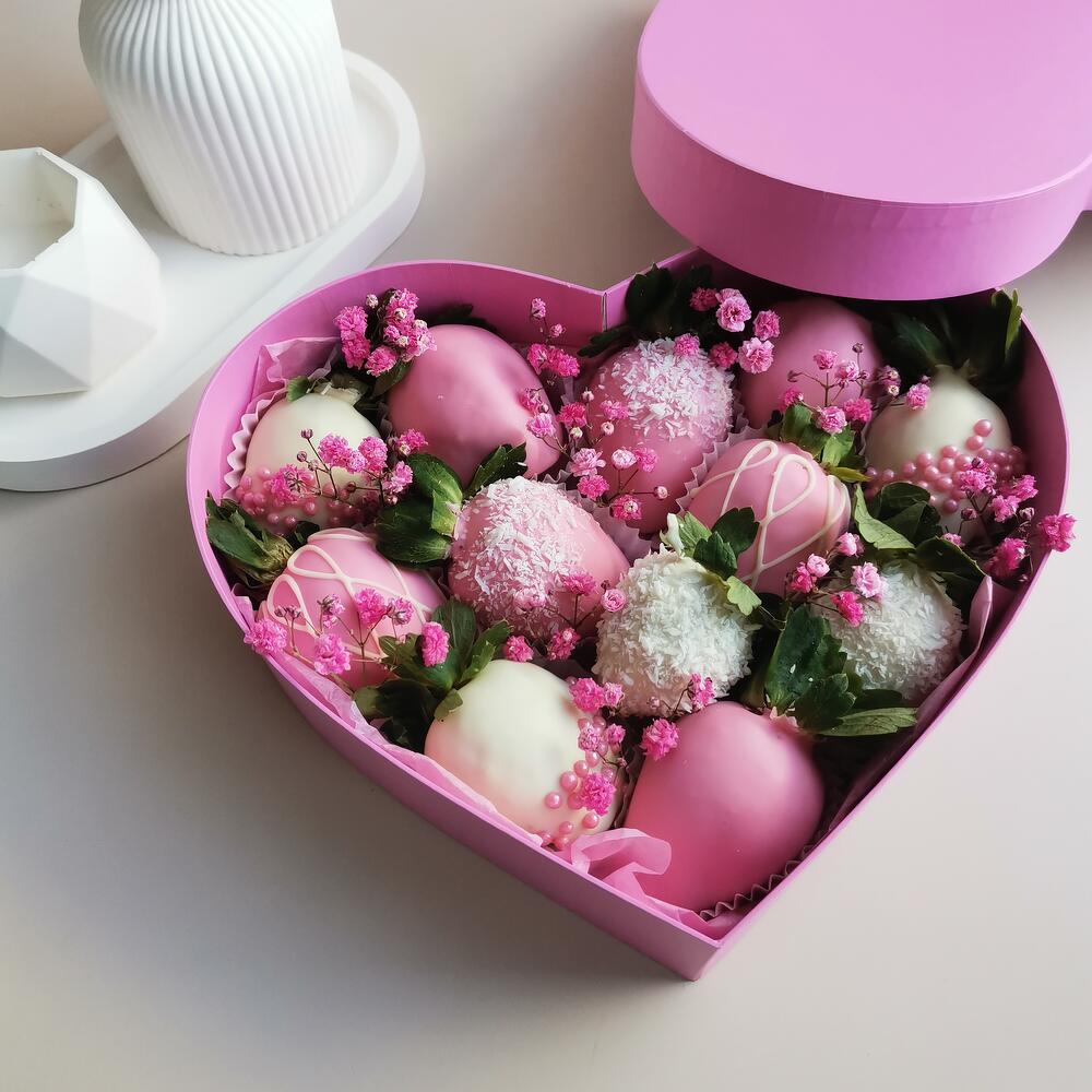 Клубника в шоколаде "Сердце" розовое + подарок от Vivienne Sabo румяна macaron — фото 2