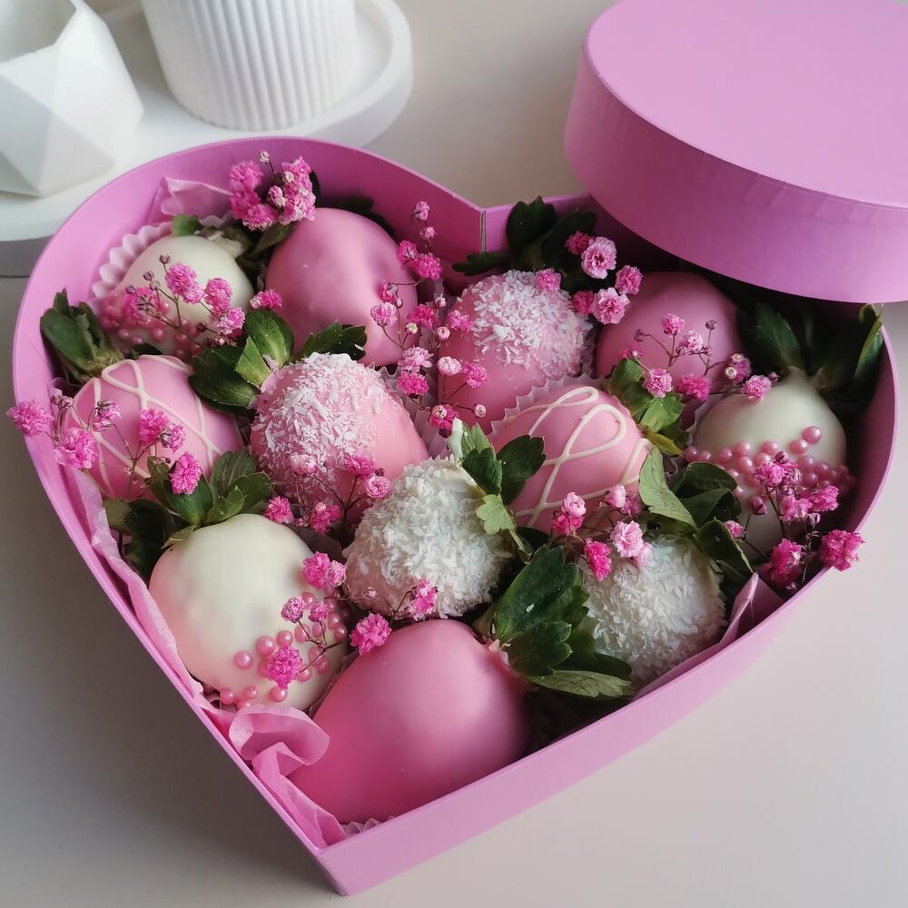 Клубника в шоколаде "Сердце" розовое + подарок от Vivienne Sabo румяна macaron — фото 3