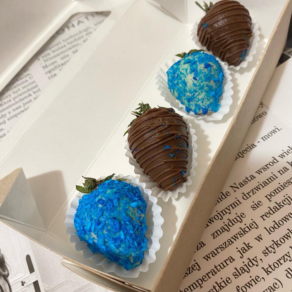 Клубника в белом и молочном шоколаде с кокосовой стружкой — фото 2