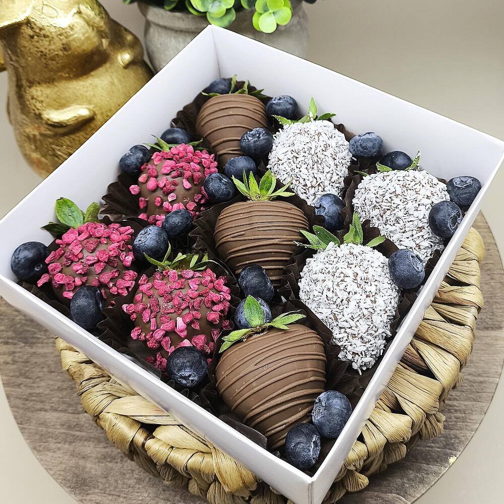 Клубника в молочном шоколаде с голубикой🍓 — фото 5
