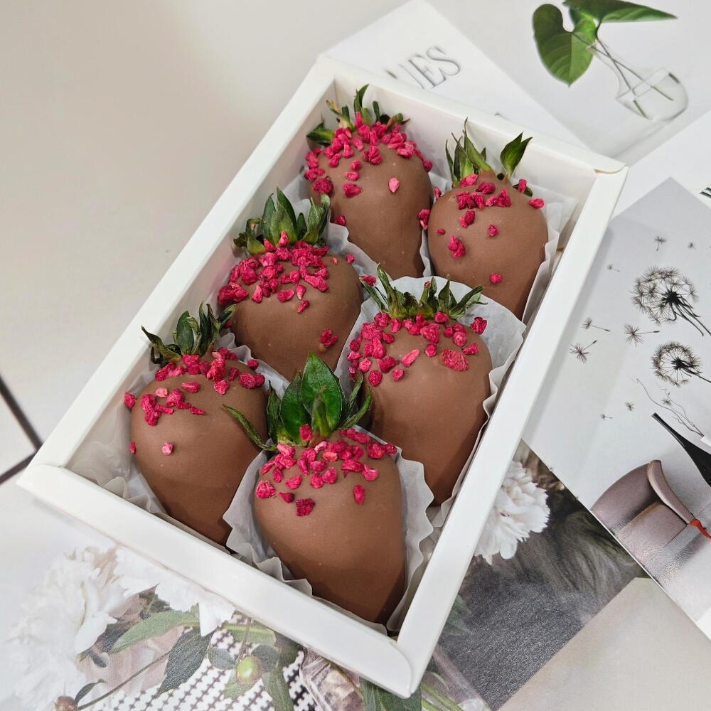 Клубника в шоколаде 🍓🍫+ подарок от Vivienne Sabo — румяна MACARON — фото 3