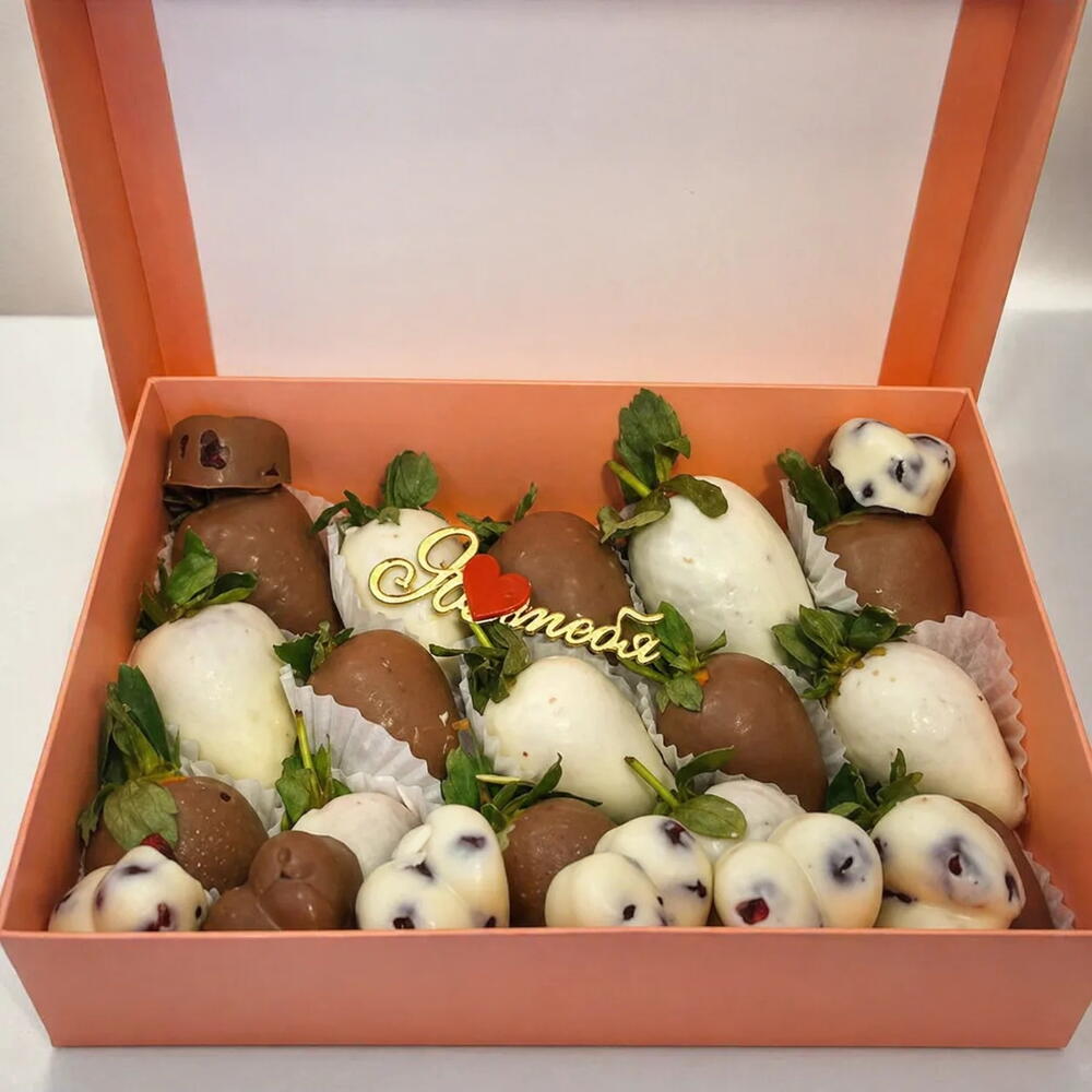 Набор из клубники в шоколаде и конфет "Сладкое свидание" — фото 3