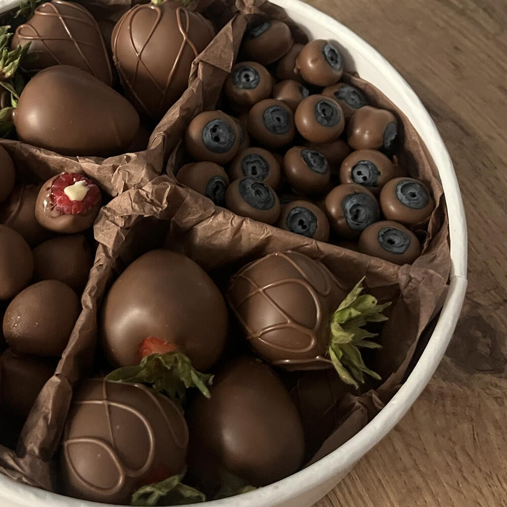 Микс ягод в шоколаде клубника, малина, голубика — фото 5