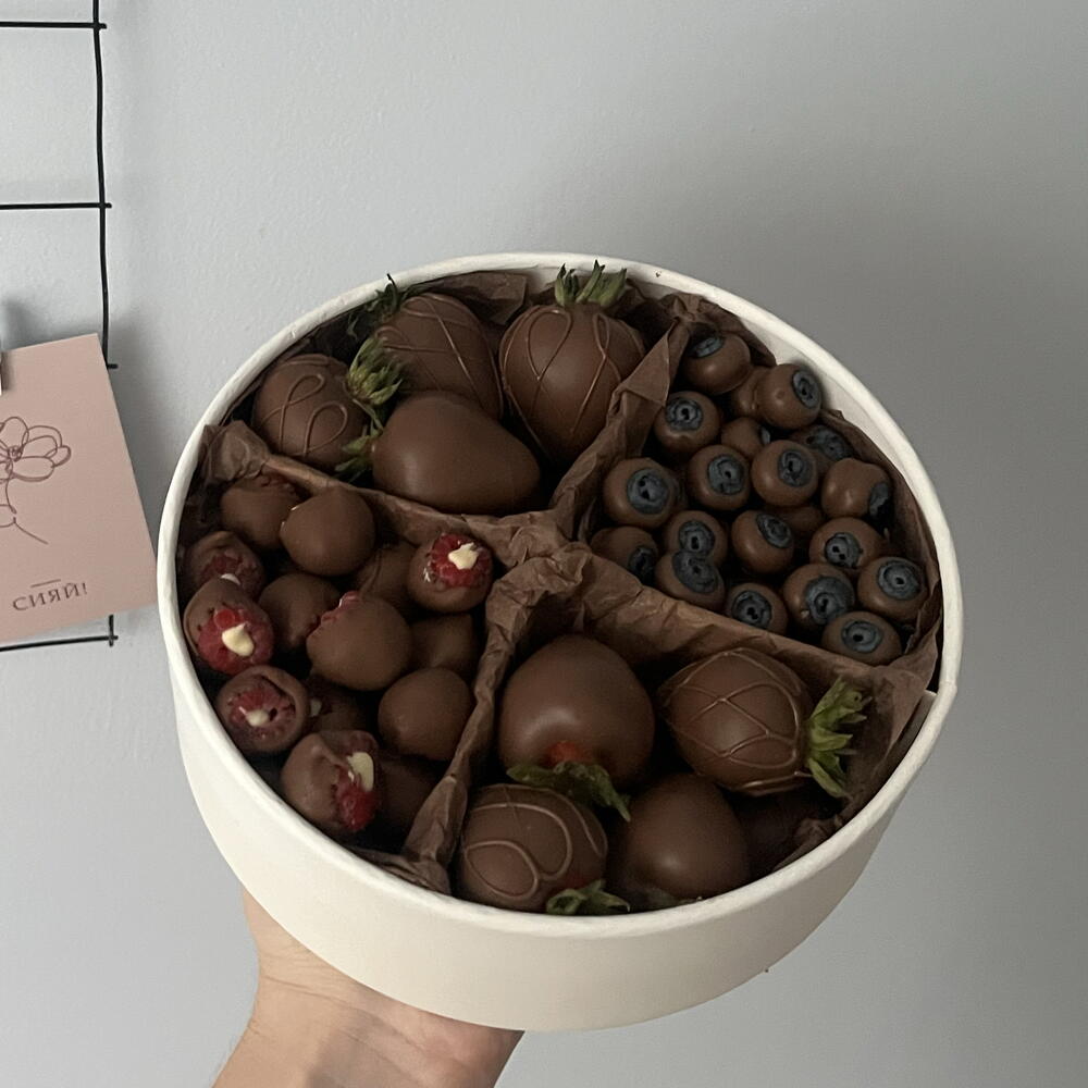 Микс ягод в шоколаде клубника, малина, голубика — фото 3
