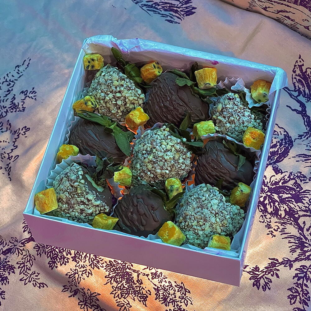 Клубника в шоколаде, набор 9 ягод (молочный шоколад + арахис-маракуйя) — фото 4