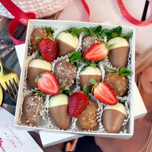 Клубника в Шоколаде Киндер 9-16 шт. Бельгийский шоколад Callebaut. Подарочный набор 1172. Leora chocolate — фото 1