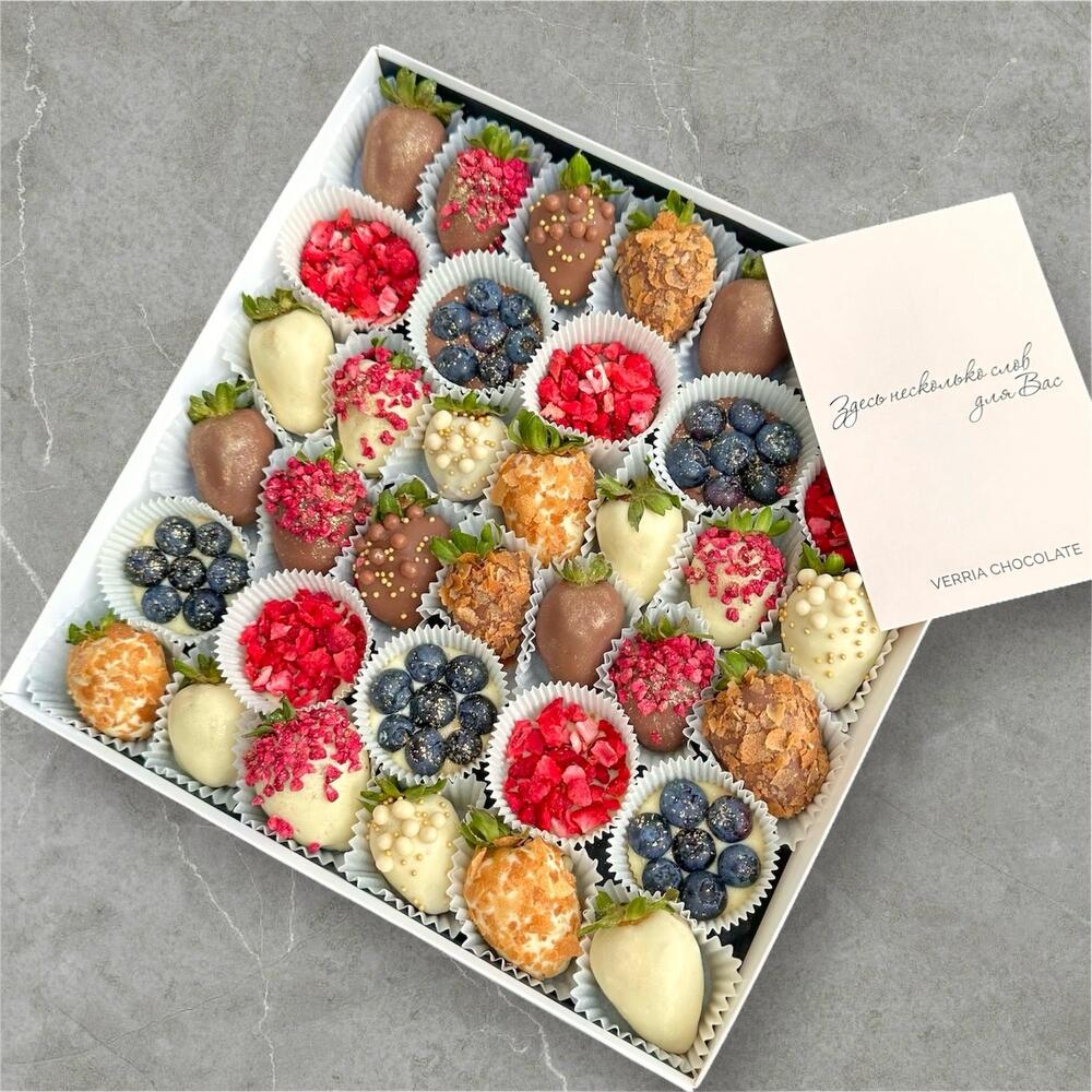 XL Ассорти в белом и молочном шоколаде "Berry Kingdom с клубникой" (клубника, голубика, два шоколада) — фото 4