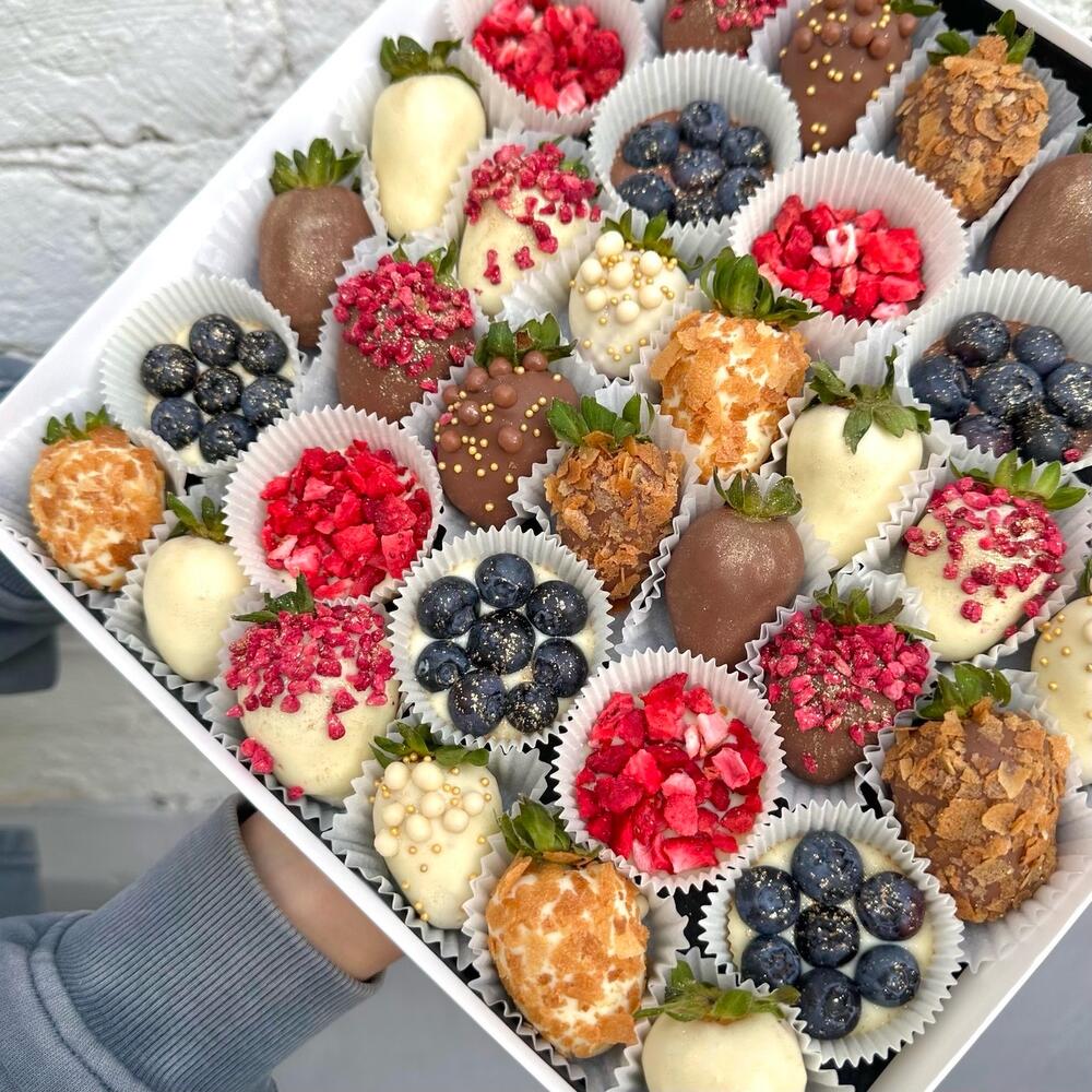 XL Ассорти в белом и молочном шоколаде "Berry Kingdom с клубникой" (клубника, голубика, два шоколада) — фото 5
