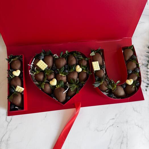 Premium клубника 24 шт в коробке I love you ко дню всех влюбленных — фото 1
