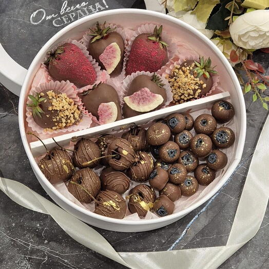Клубника в шоколаде. Ягодный микс в шоколаде 🍓🍒🫐 — фото 1