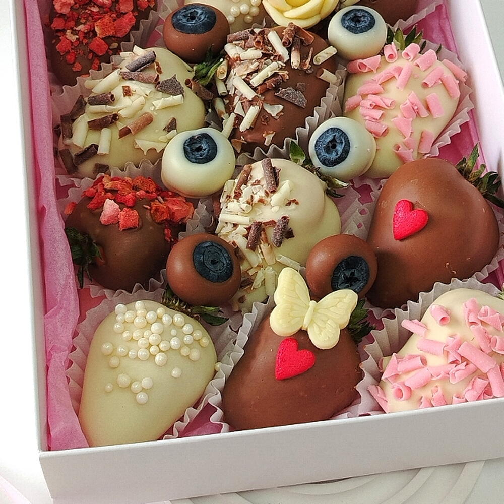 Клубника в шоколаде, 12 шт микс с розами из шоколада — фото 2