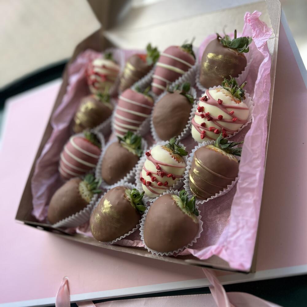 Клубника в молочном и ягодном шоколаде 15 шт — фото 2
