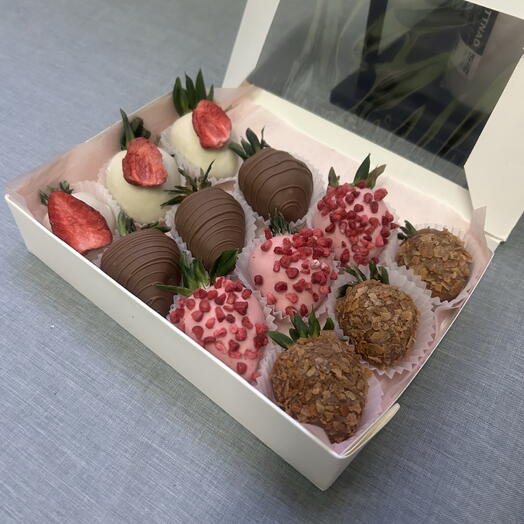 Клубника в шоколаде 12 шт Вкуснятина на 8 марта — фото 1