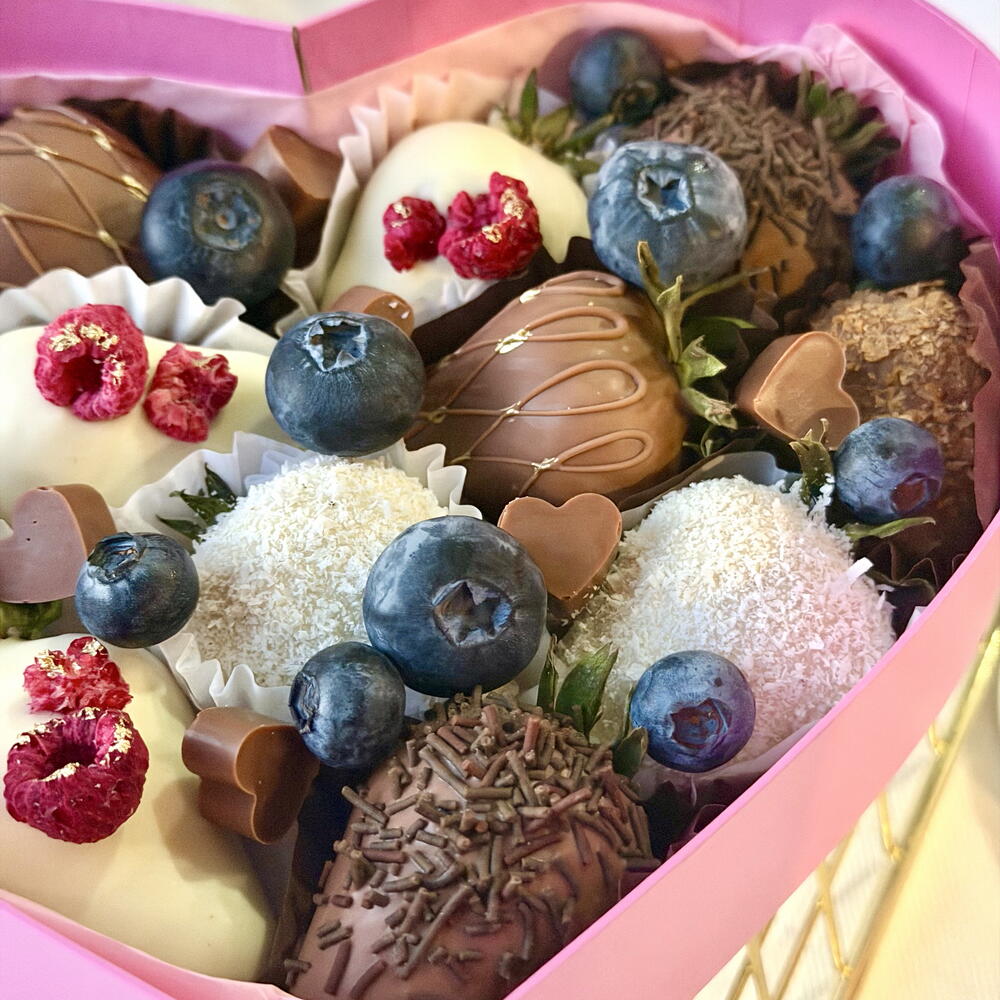 Дофаминовая клубника в молочном и белом шоколаде с малиной, вафельной крошкой и сахарной вермишелью с голубикой — фото 7