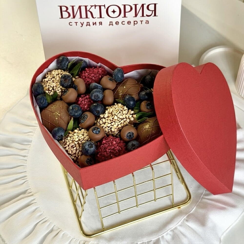 Клубника в шоколаде в красном сердце с голубикой — фото 5
