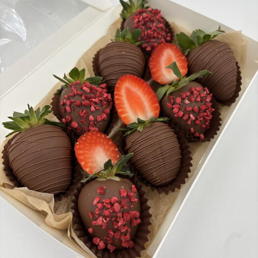 Клубника в шоколаде с сублимированной малиной🫶 — фото 1
