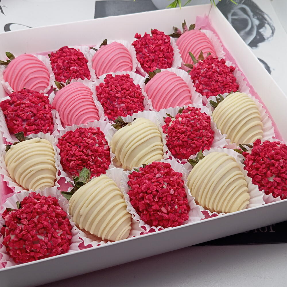 Набор из клубники в шоколаде "Berry Kiss" (20 штук) — фото 5