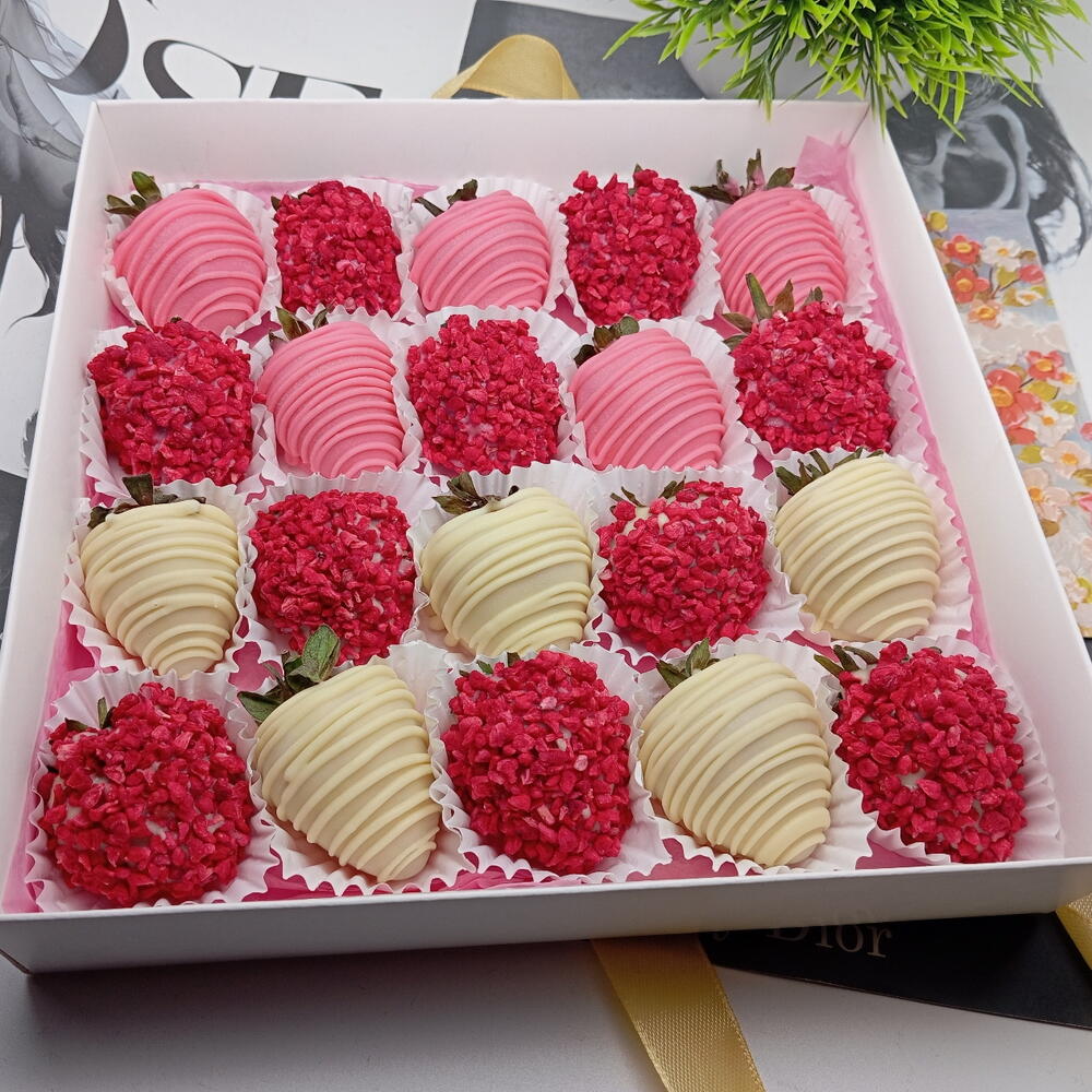 Набор из клубники в шоколаде "Berry Kiss" (20 штук) — фото 3