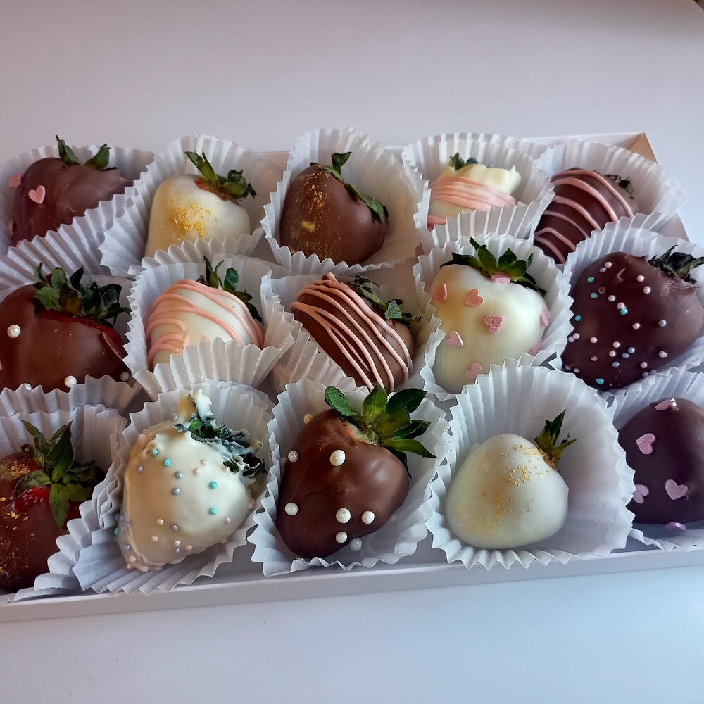 Клубника в шоколаде, набор "Макси" (белый и молочный шоколад) подарок на день рождение, подарок на юбилей — фото 3