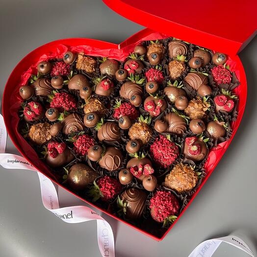 Самое большое сердце с клубникой — фото 1
