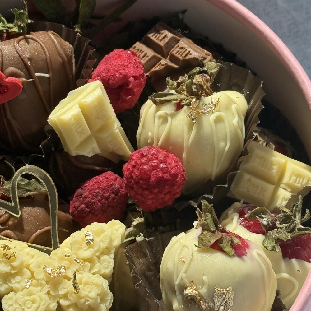 Клубника в шоколаде « Люблю Тебя»+ подарок Vivienne Sabo румяна Macaron — фото 6