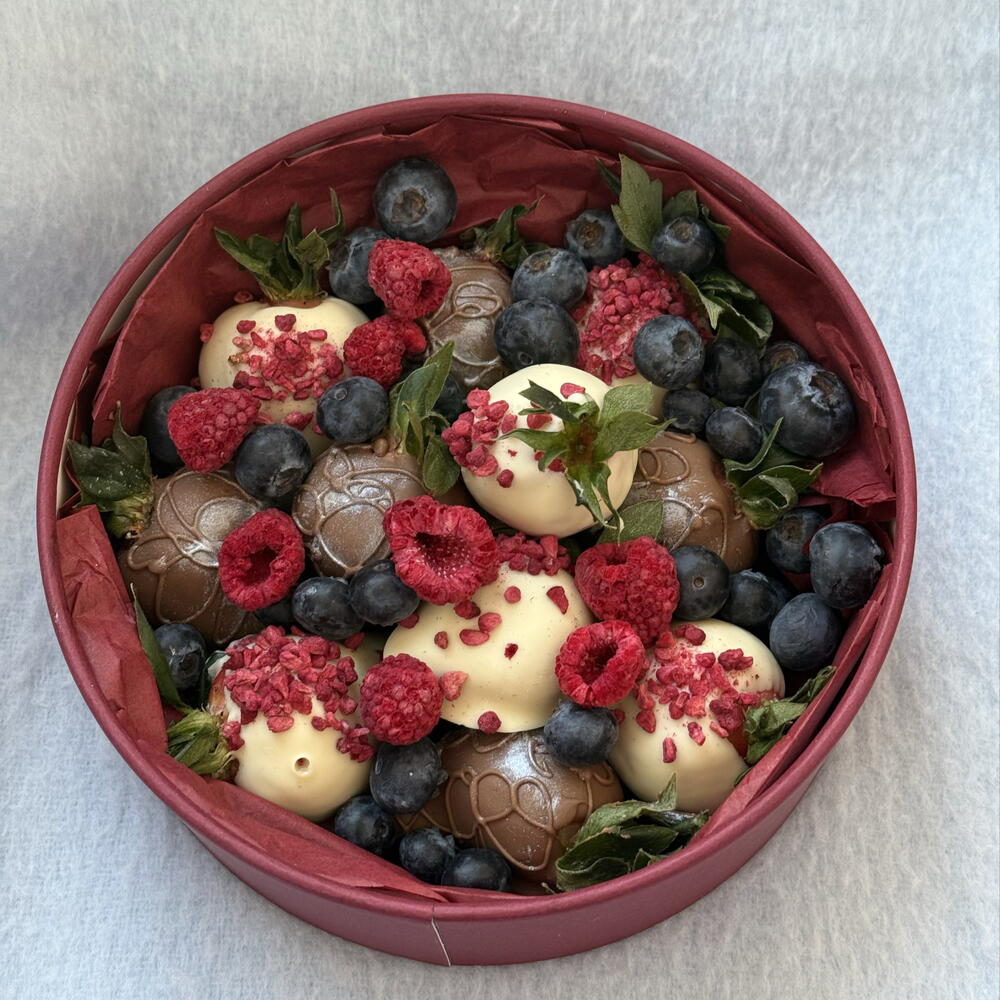 Клубника в шоколаде «Праздничный»+ Подарок Vivienne Sabo румяна Macaron — фото 4