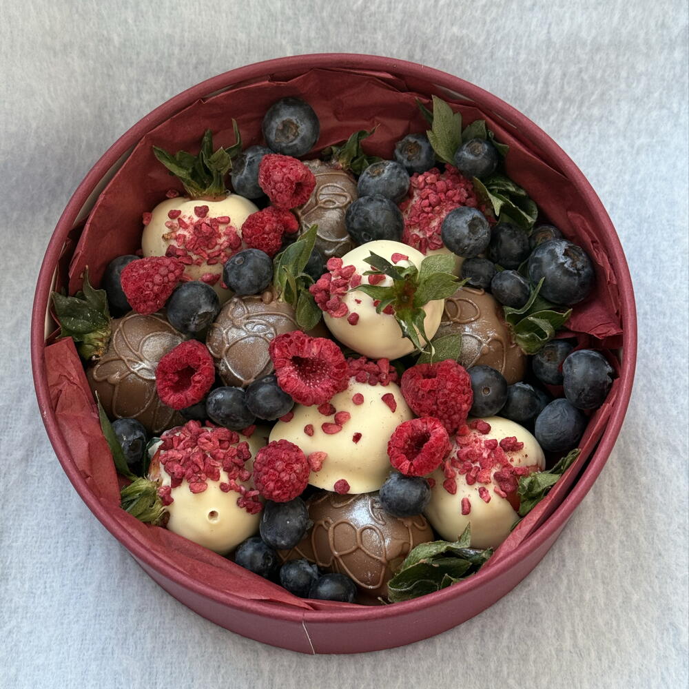 Клубника в шоколаде «Праздничный»+ Подарок Vivienne Sabo румяна Macaron — фото 3