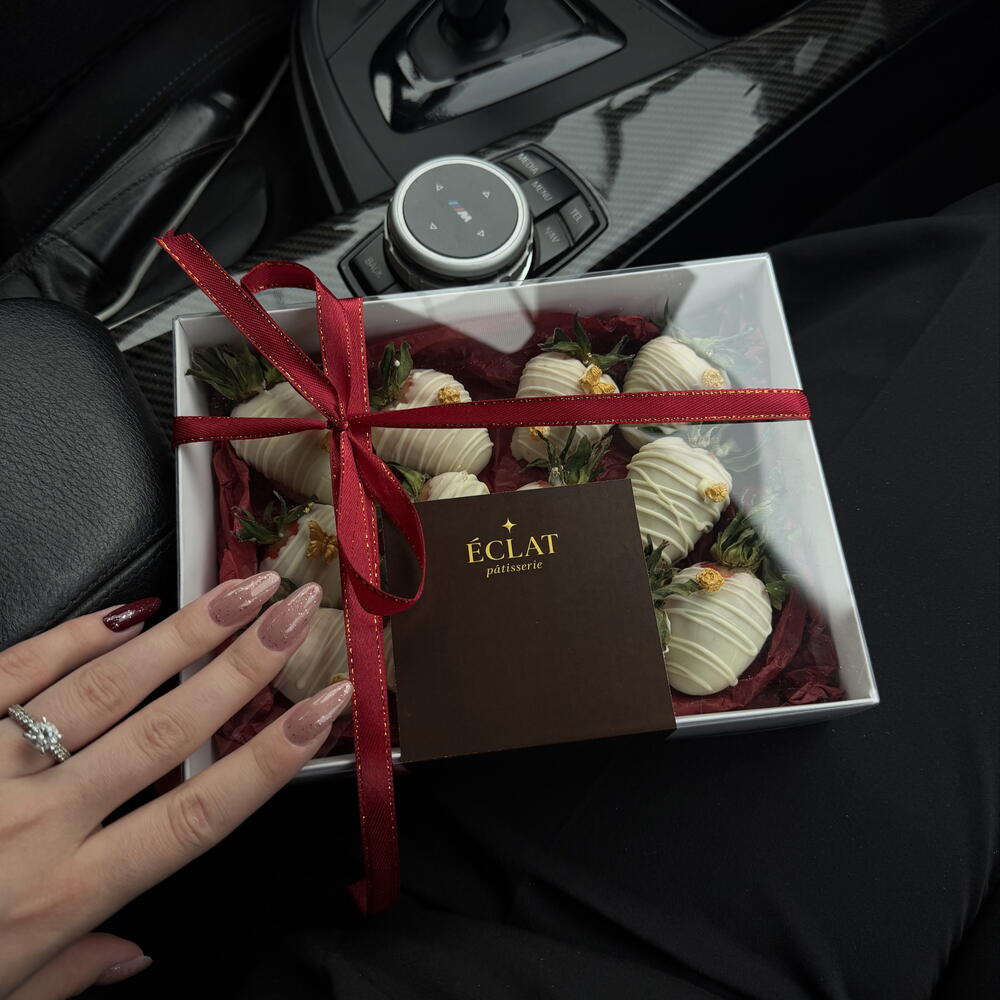 Premium клубника в белом бельгийском шоколаде с фигурками роз и бабочек «Весна» 12 ягод — фото 2
