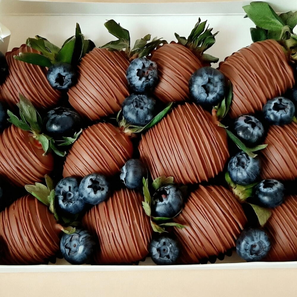Клубника 🍓 в молочном шоколаде 12 шт с голубикой — фото 2