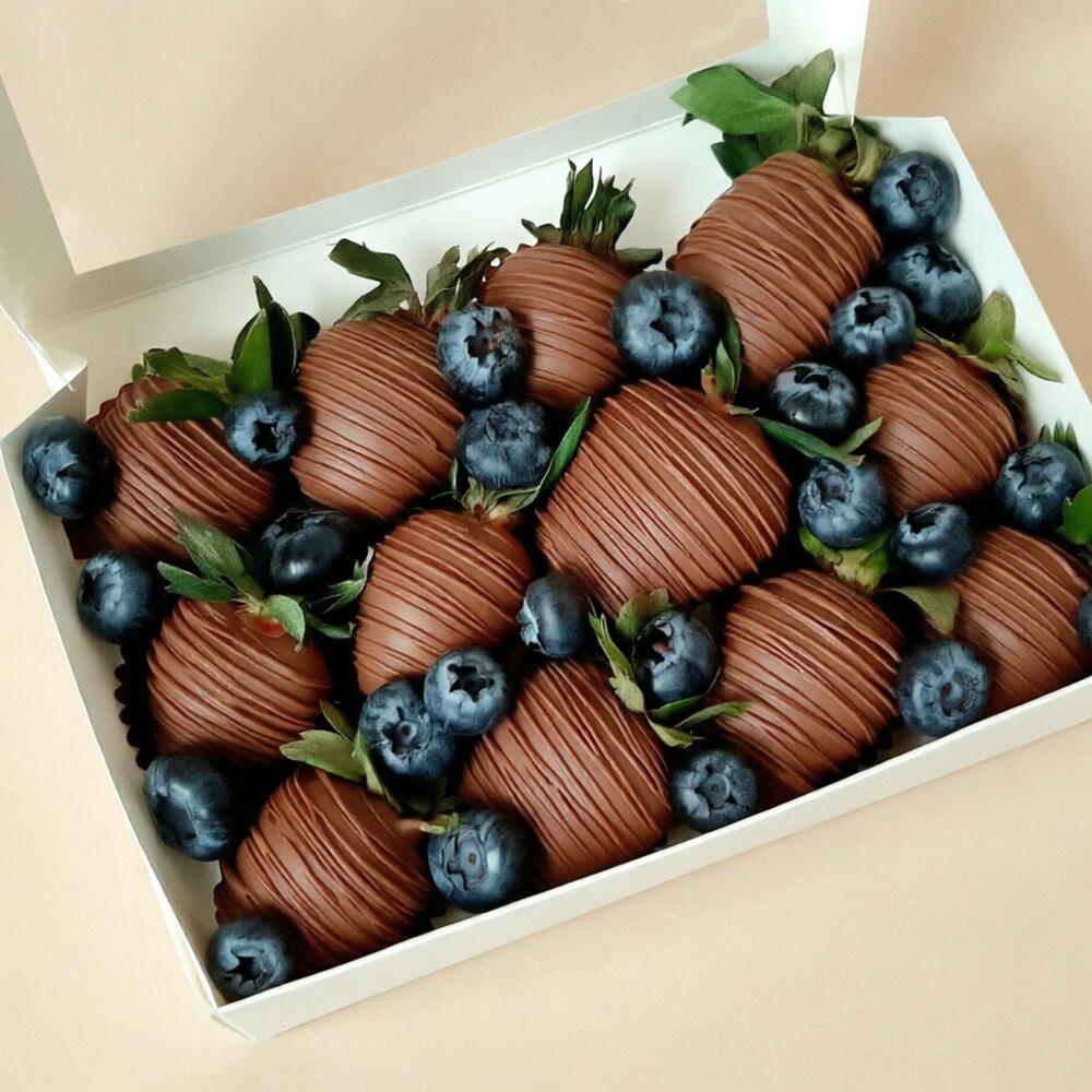 Клубника 🍓 в молочном шоколаде 12 шт с голубикой — фото 3