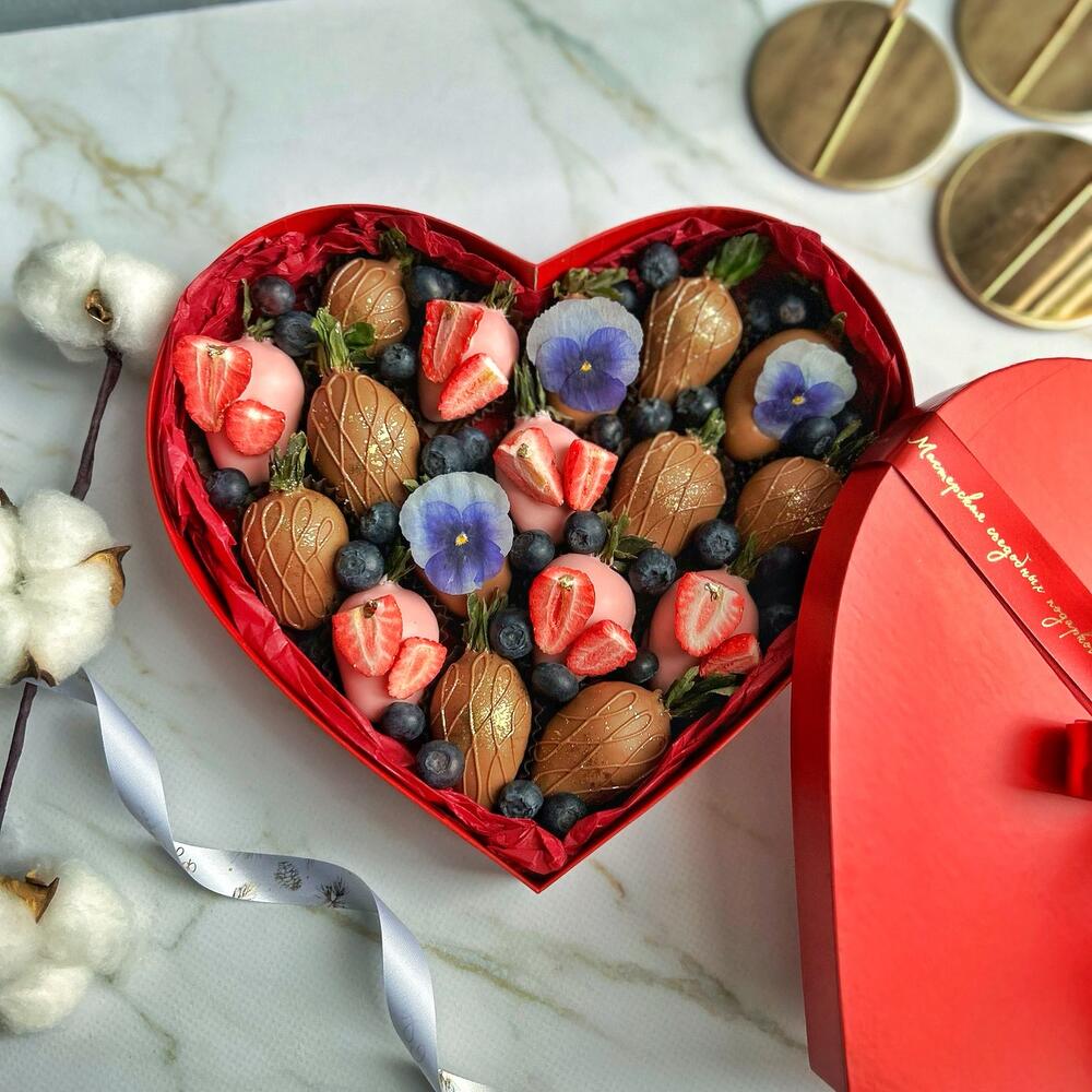 Клубника в двух шоколадах в виде сердца «Для самой♥️» — фото 3