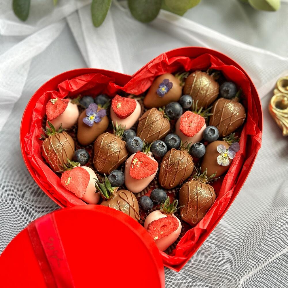 Клубника в двух шоколадах в виде сердца «Для самой♥️» — фото 6