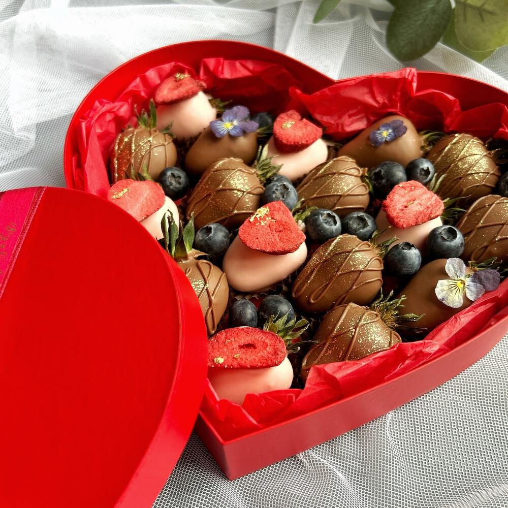 Клубника в двух шоколадах в виде сердца «Для самой♥️» — фото 5
