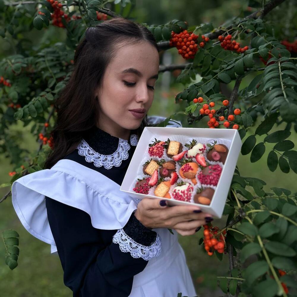 Коробочка клубники в шоколаде "Зототая осень" (12 шт.) — фото 2