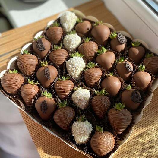 Большая коробка клубники в молочном шоколаде — фото 1