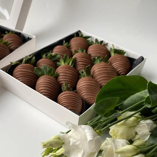 Клубника в шоколаде 12 ягод 🍓« Любимая классика » — фото 1