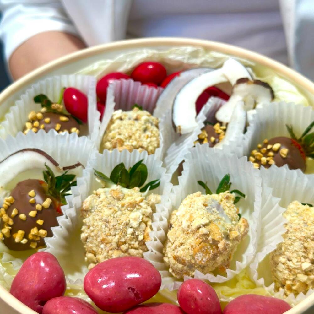 Клубника в молочном бельгийском шоколаде с орехами в глазури и кокосовыми чипсами — фото 4