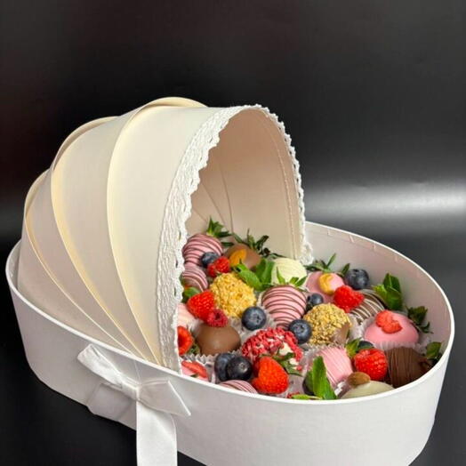 Коляска -Клубника в шоколаде callebaut и живыми цветами — фото 1