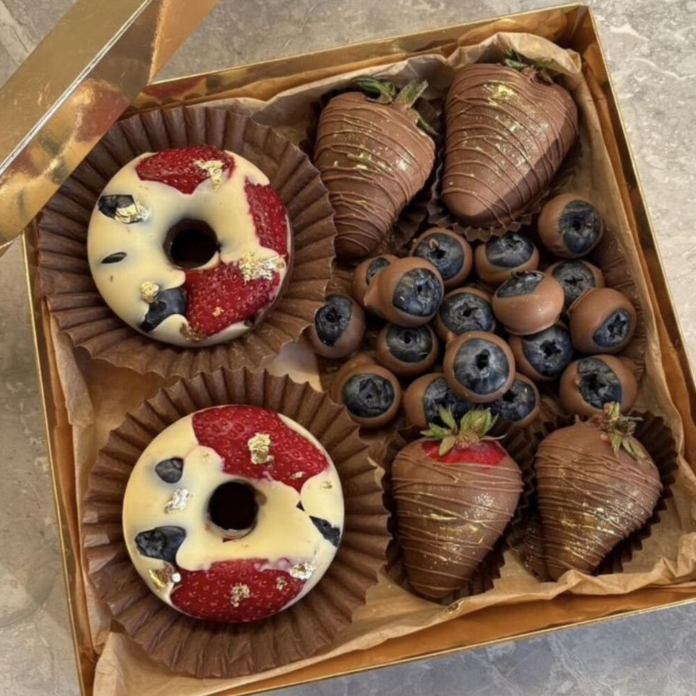 Набор клубника в шоколаде + голубика + пончики с фруктами — фото 2